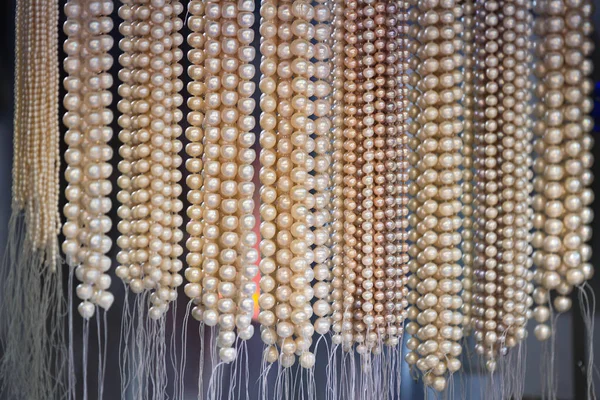 Strings of beads from natural freshwater pearls in market — Stock Photo, Image