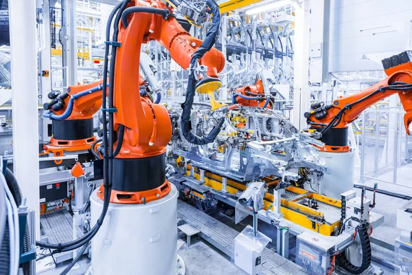 Robôs em uma fábrica de carros — Fotografia de Stock