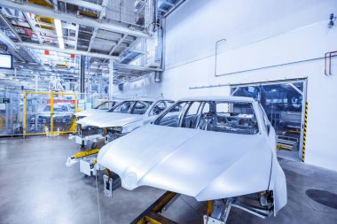 Otomobil fabrikasında otomatik kaporta