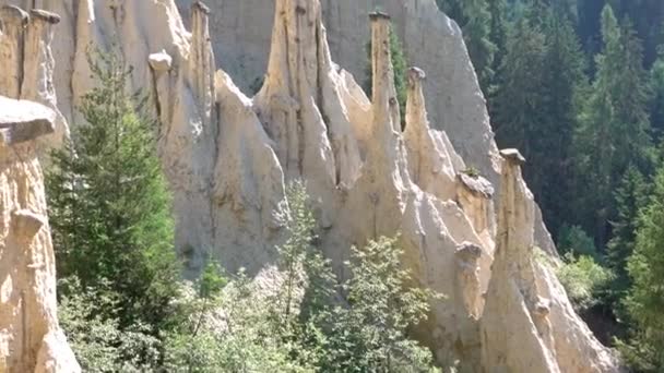 Pirâmides terrestres de Platten perto de Percha, Trentino Alto Adige, Itália — Vídeo de Stock