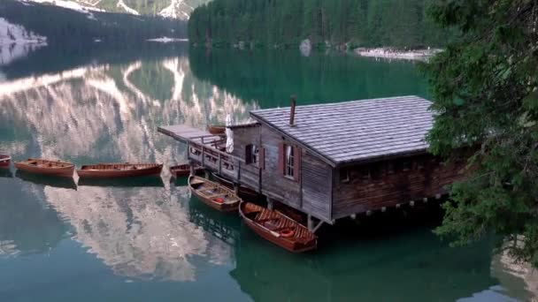 Houten boten en huis op zomerochtend in Lago di Braies, Italië — Stockvideo