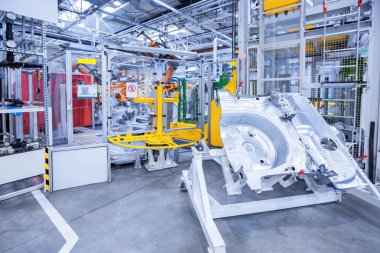 bir araba fabrikasında yedek parça