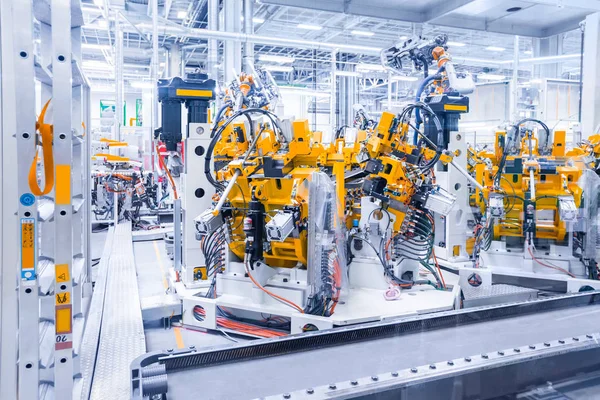 Robots en una planta de automóviles — Foto de Stock