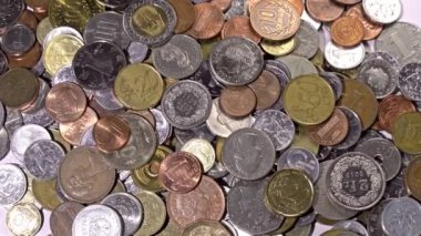 Değişik para birimlerinin metal paralarının döndürülmesi