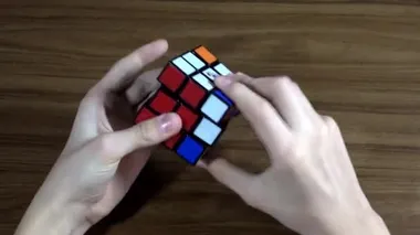 Orijinal adı Sihirli Küp olan Rubiks Küpü 'nü çözen çocukların elleri. .