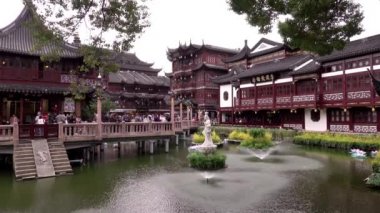 Yu Garden 'daki gölette geleneksel Çin pavyonu, Şangay' da görülmesi gereken yerler arasında klasik bir bahçe sıralamasıdır..