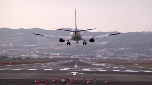 Câmera lenta de pousar avião grande — Vídeo de Stock