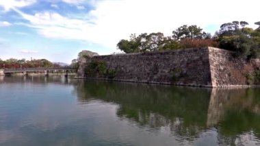 Osaka Kalesi, Osaka, Japonya hendeği boyunca turist taşıyan tekneler. Yavaş çekim.