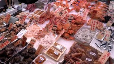 Japonya 'nın Kyoto kentindeki Nishiki pazarında çeşitli deniz ürünleri bulunan bir masa..