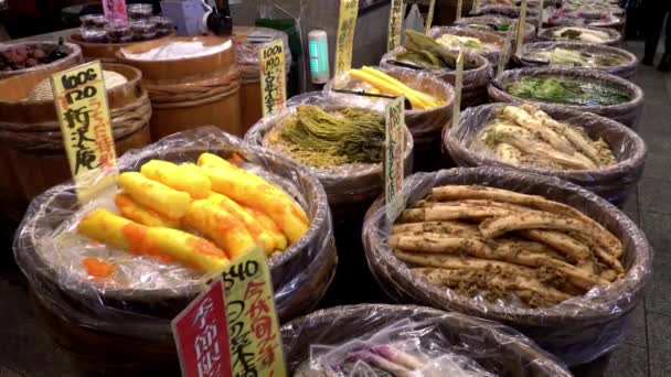 Various pickled vegetables at Nishiki market, Kyoto, Japan — Stock Footage Various pickled vegetables at Nishiki market, Kyoto, Japan Royalty Free Stock Footage