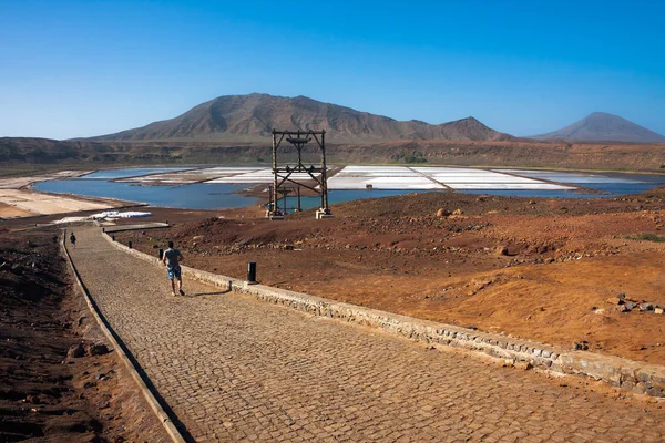 Camas de sal para nadar flotando en agua salada en Pedra de Lume, Cabo Verde — Foto de Stock