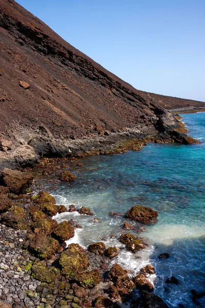 Calhau zaniklé kráter, čedičové oceán pobřežní linie s balvany — Stock fotografie