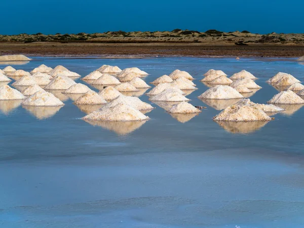 Salt gathering in evaporation ponds — Stock Photo, Image