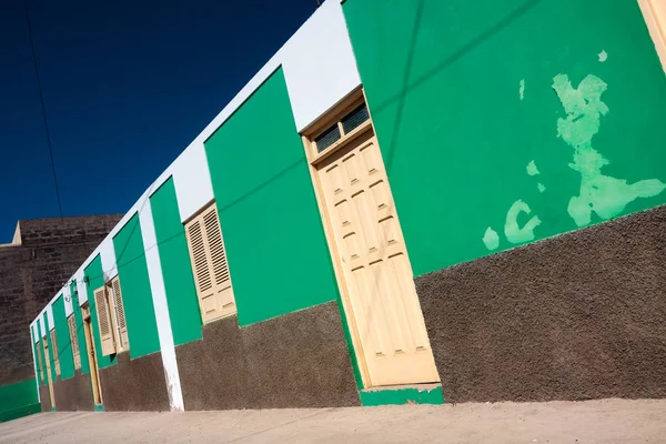 Зеленая стена, кремовые окна и дверь — стоковое фото