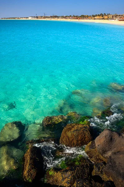 Agua turquesa del océano Atlántico y piedras grandes — Foto de Stock