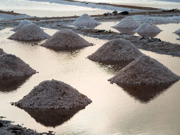 Salt mounds in a salt water pools — Stock Photo, Image