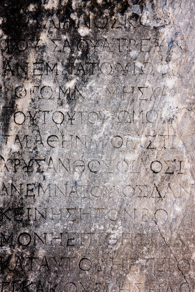 Письма, вырезанные на каменной стене. Древнегреческий текст
