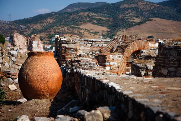 Alter großer Tontopf inmitten von Ruinen in Selcuk, Türkei — Stockfoto