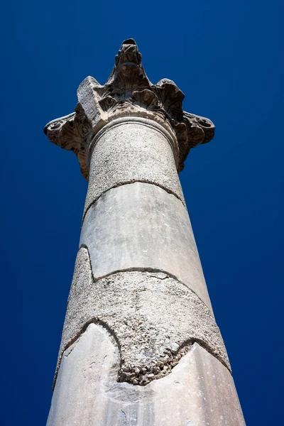 Antigua columna de mármol contra el azul — Foto de Stock