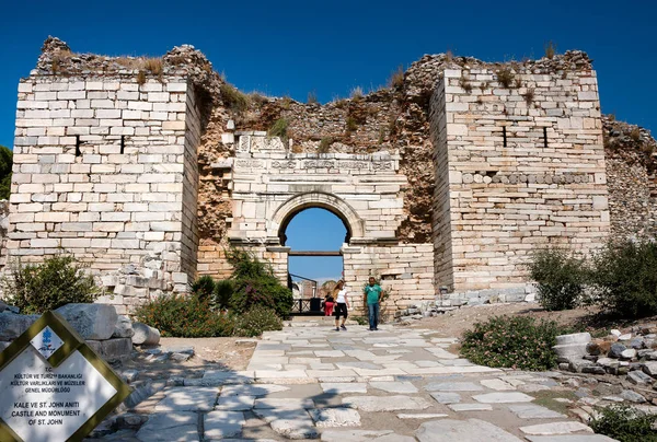 塞尔丘克入口墙壁到 St. 的大教堂, 使徒, 土耳其 — 图库照片