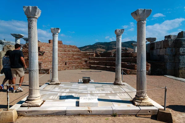 Turisti a Selcuk, alle colonne della Tomba di San Giovanni Apostolo — Foto Stock