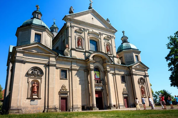 Toeristen in de basiliek te Studzianna Poswietne — Stockfoto