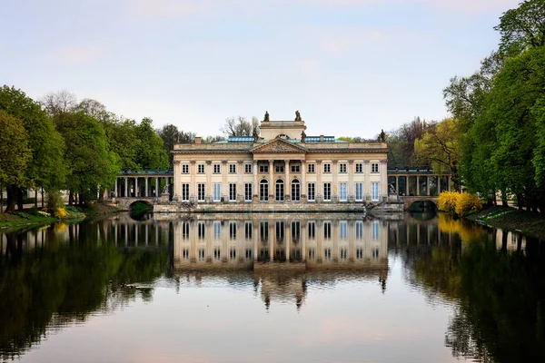 Warschau, Palast auf dem Wasser im Park der königlichen Bäder von Lazienki — Stockfoto