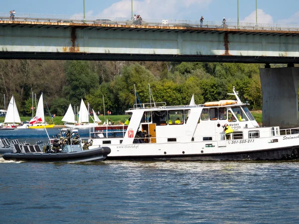 Spezialeinheiten bereiten sich darauf vor, mit Terroristen ein Boot zu besteigen — Stockfoto