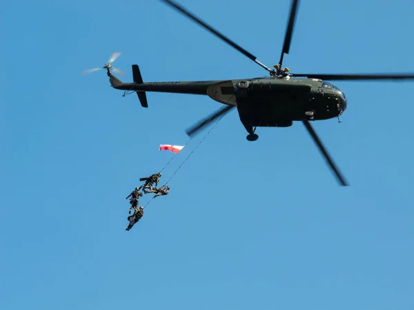 GROM Special Forces hanging from a helicopter — Stock Photo, Image