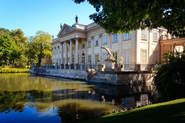 Paleis op de vijver in Lazienki Baden Warandepark — Stockfoto