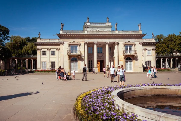 Palace on the Water popular tourist attraction in Lazienki Royal Baths Park in Warsaw — Stock Photo, Image