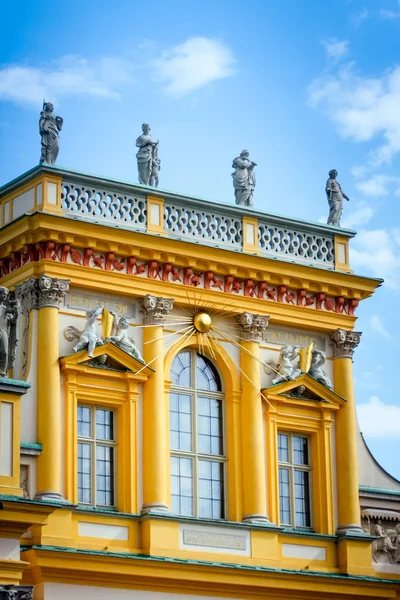 Wilanow königlichen Palast Fenster mit goldenen Sonnenstrahlen — Stockfoto