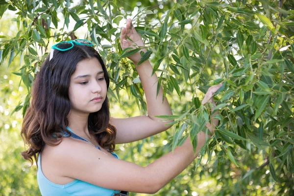 Retrato de menina adolescente sonhando na natureza — Fotografia de Stock