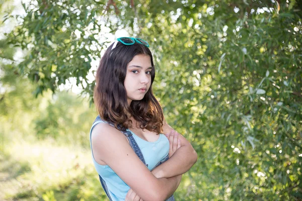 Ragazza adolescente in piedi vicino albero — Foto Stock