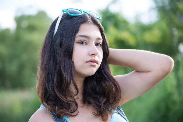 Portrait de belle adolescente avec des lunettes de soleil sur la tête — Photo