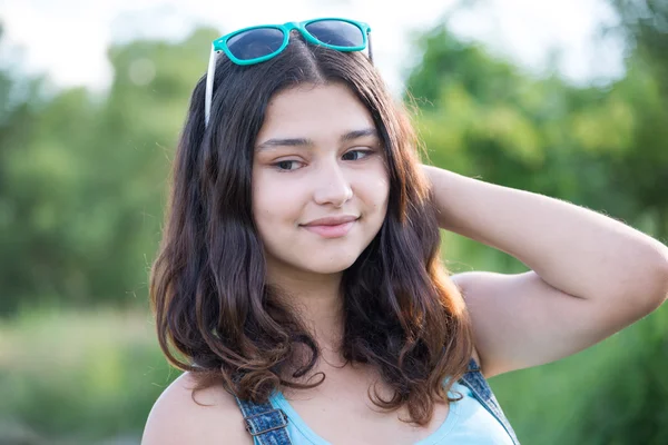 Retrato de hermosa adolescente con gafas de sol en la cabeza —  Fotos de Stock