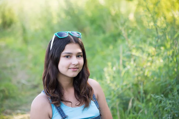 Porträt eines süßen Teenie-Mädchens im Sommer — Stockfoto