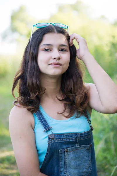 Portrét roztomilé dívenky v létě — Stock fotografie