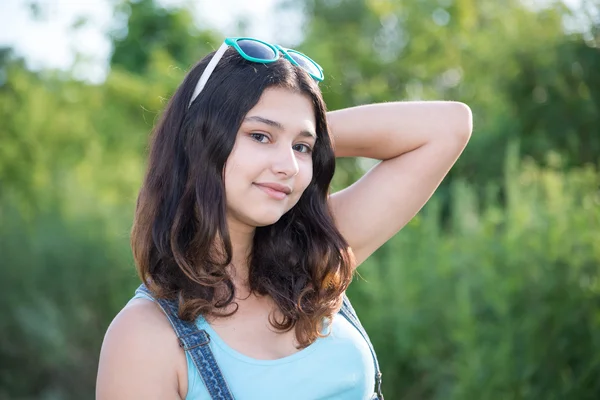 Porträt eines süßen Teenie-Mädchens im Sommer — Stockfoto