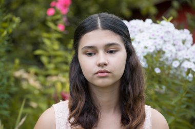 Beyaz phlox karşı genç kız