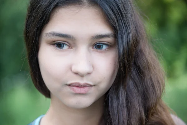 Chica guapa 14 años | Chica guapa de 14 años posando en la naturaleza