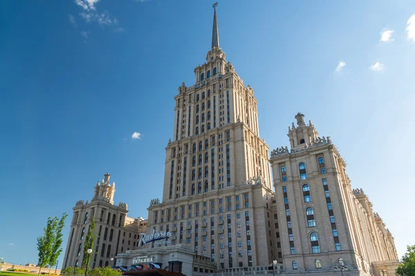 Moscú, Rusia - Mayo 14.2016. El hotel Radisson Royal Hotel, uno de los siete rascacielos Stalin —  Fotos de Stock