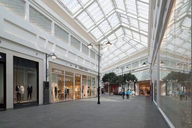 Moskova, Rusya - 30 Ağustos 2016. Alışveriş kompleksi Zelenopark iç