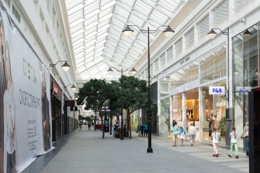 Moskova, Rusya - 30 Ağustos 2016. Alışveriş kompleksi Zelenopark iç