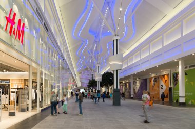 Moskova, Rusya - 30 Ağustos 2016. Alışveriş kompleksi Zelenopark iç