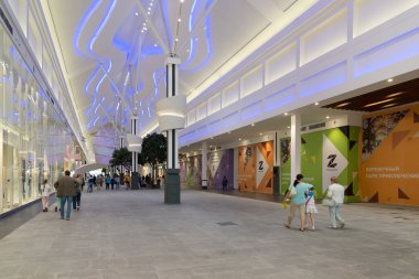 Moskova, Rusya - 30 Ağustos 2016. Alışveriş kompleksi Zelenopark iç