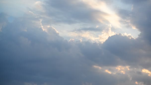 Nubes al atardecer, movimiento de la cámara — Vídeo de stock