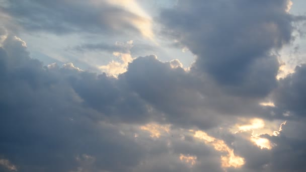 Облака на закате, движение камеры — стоковое видео