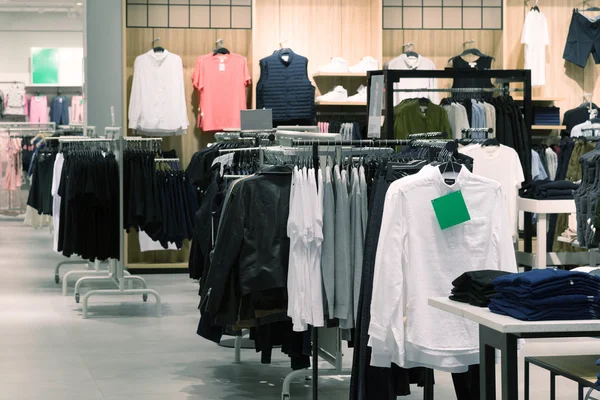 Мужская одежда висит на виселицах в магазине — стоковое фото