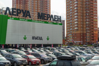 Khimki, Rusya - 12.Eylül.2016. Leroy Merlin önünde büyük otopark - ev ve bahçe için Fransız mağazalar ağı